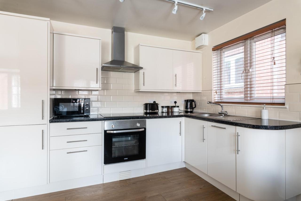 Spacious 2Br Flat - 2 Free Parking Spaces - Near Lgw Airport Crawley  Exterior foto